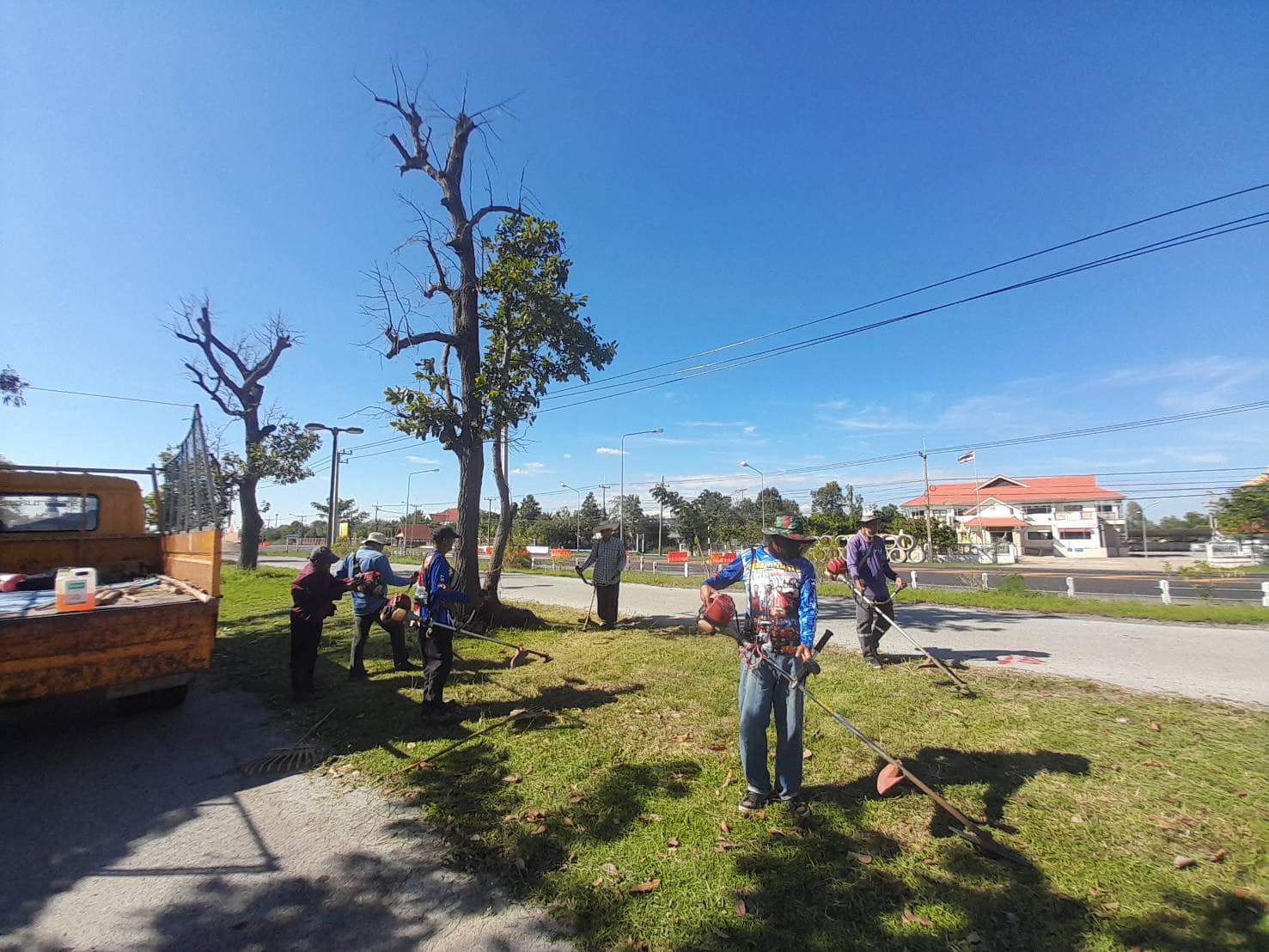 ดูแลความสะอาด ตัดหญ้า ตัดกิ่งไม้ เก็บขยะดูเเลความสะอาดบริเวณโดยรอบอ่างเก็บน้ำธวัชชัย