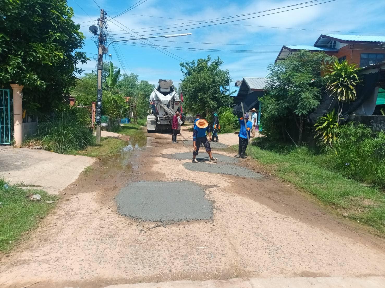 ซ่อมแซมถนนที่ชำรุดเสียหาย บริเวณถนนโดยรอบตำบลมะอึ