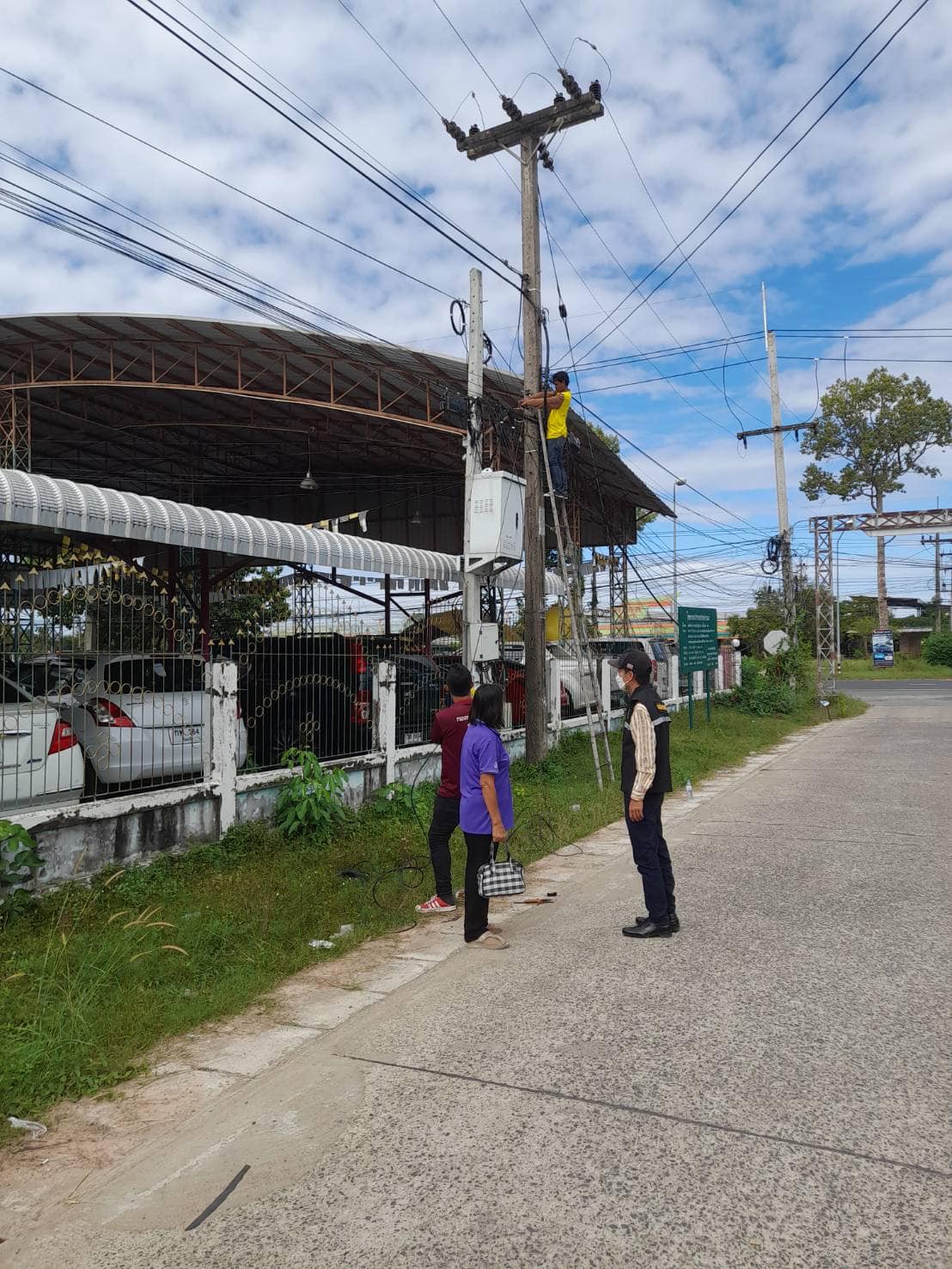 ซ่อมแซมไฟฟ้า เเละติดตั้งต่อเติมสายดับ หมู่ที่ 5 บ้านโนนเดื่อ